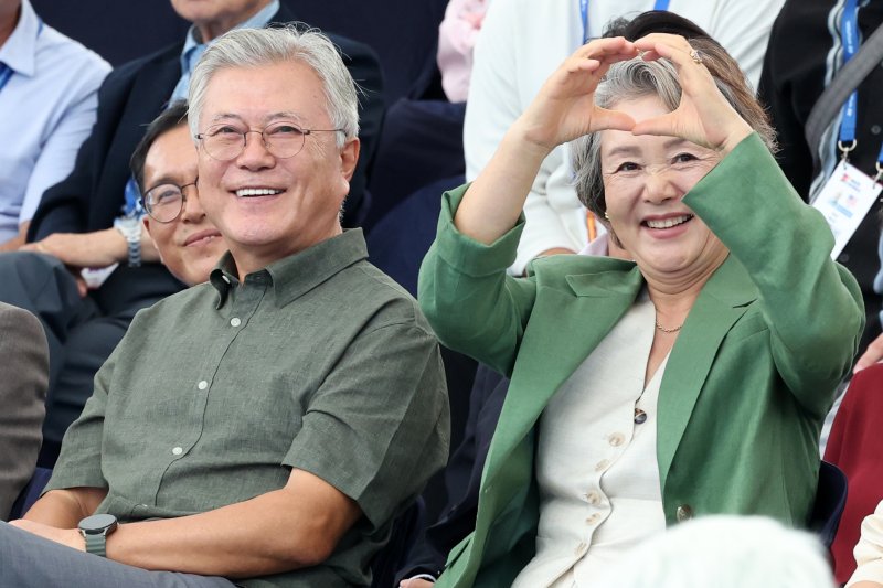 문재인 전 대통령과 김정숙 여사가 12일 광주 동구 5·18민주광장에서 열린 2025 세계양궁선수권대회 리커브 여자 개인 결승전을 관람하며 객석을 향해 인사하고 있다. 2025.9.12/뉴스1