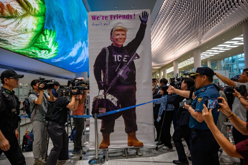 미국 조지아주 포크스턴 이민세관단속국(ICE) 구금 시설에서 풀려난 한국인 316명이 탑승한 전세기가 지난 12일 인천국제공항 2터미널에 도착했다. 당일 공항 입국장에 도널드 트럼프 미국 대통령의 얼굴이 담긴 플래카드가 내걸렸다. 공동취재