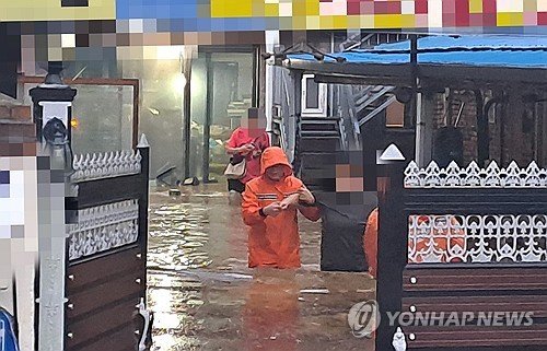 전주시민 구조하는 소방당국 (출처=연합뉴스)