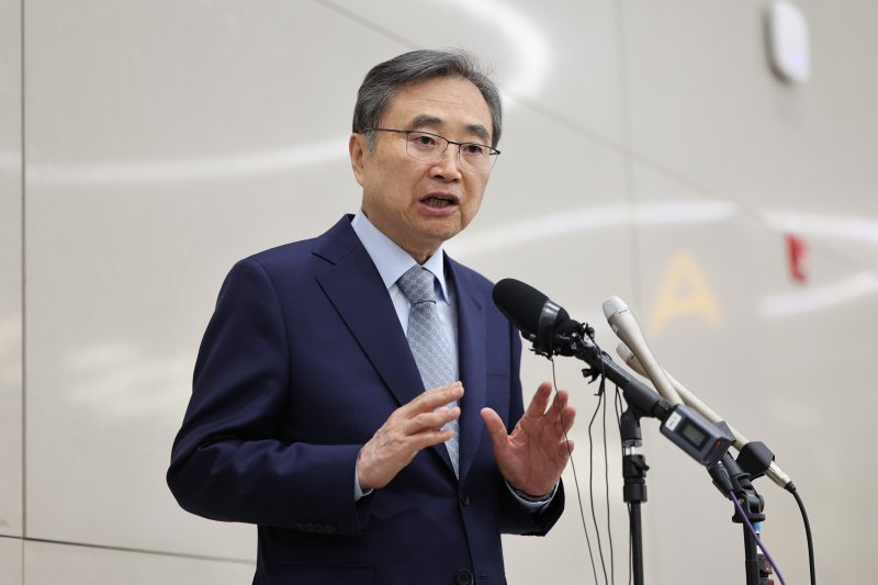 조현 외교부 장관이 12일 인천국제공항에서 미국 이민당국에 의한 한국인 구금 사태 및 미국 비자 문제와 관련, 취재진의 질문에 답변하고 있다. 뉴시스