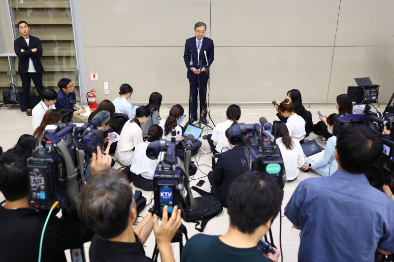 미국 이민당국의 불법체류 단속으로 구금된 한국인 근로자 300여명의 석방절차를 마무리 짓기 위해 미국을 방문했던 조현 외교부 장관이 12일 인천국제공항을 통해 귀국해 취재진의 질문에 답변하고 있다. 뉴시스