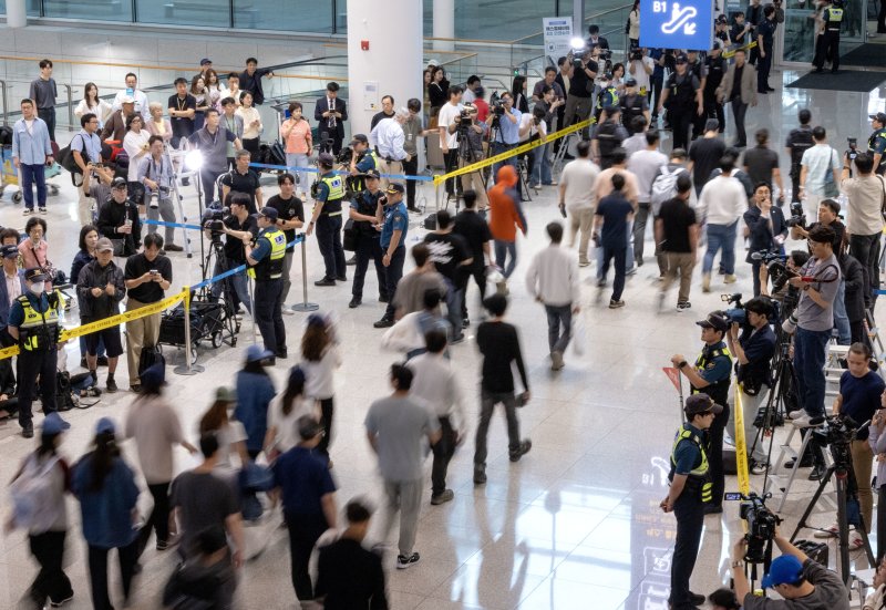 미국 조지아주 엘러벨의 현대자동차그룹-LG에너지솔루션 배터리 합작공장 건설현장에서 미국 이민 당국에 체포·구금됐다가 석방된 한국인 근로자들이 구금된지 8일만인 12일 오후 인천국제공항을 통해 귀국하고 있다. (공동취재)2025.9.12/뉴스1 ⓒ News1 박지혜 기자