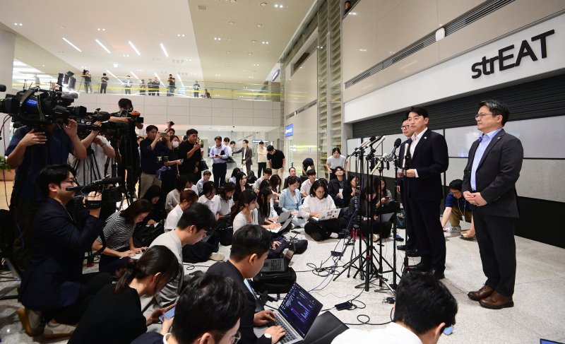 미국 이민당국에 의해 조지아주에 구금됐던 한국인 근로자들이 12일 인천국제공항 제2여객터미널로 귀국한 가운데 강훈식 대통령비서실장이 브리핑을 하고 있다. 공동취재