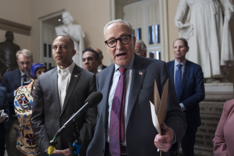 척 슈머 미 상원 민주당 원내대표(오른쪽)가 11일(현지시각) 워싱턴 국회의사당에서 하킴 제프리스 민주당 하원 원내대표(왼쪽)와 함께 기자들에게 이야기하고 있다.AP뉴시스