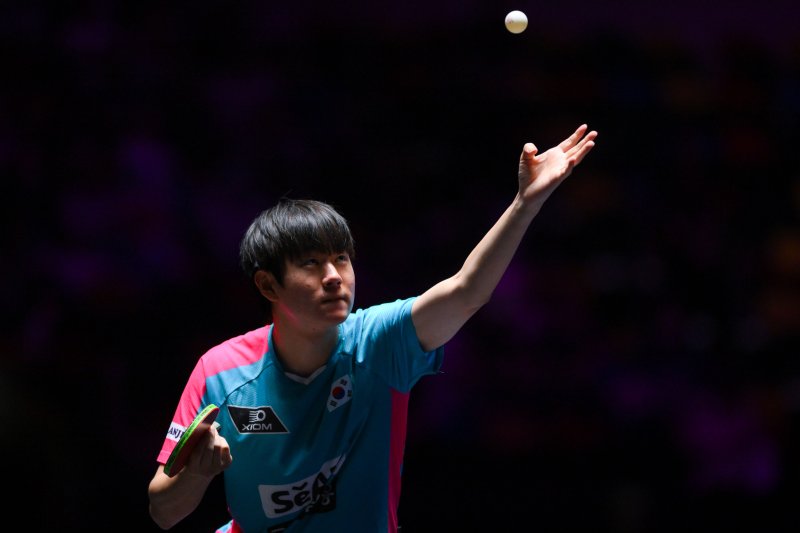 [마카오=신화/뉴시스]한국 남자탁구 오준성(한국거래소·세계랭킹 20위)이 12일 마카오에서 열린 2025 월드테이블테니스(WTT) 챔피언스 마카오 16강전에서 중국의 '탁구 천재' 린스둥(세계랭킹 1위)과 경기를 펼치고 있다. 이날 오준성은 린스둥에 0-3(6-11 11-13 8-11)으로 완패, 8강 진출 티켓을 놓쳤다. 2025.09.12.