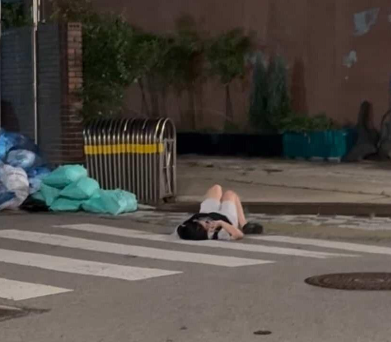 “위험하다 말해도 목숨 걸고” 횡단보도에 누워 ‘아찔한 통화’