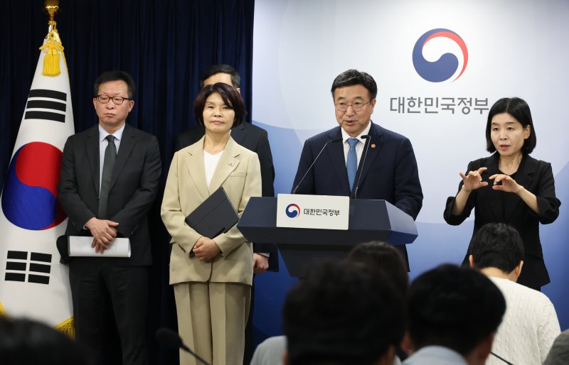 [서울=뉴시스] 김명원 기자 = 윤호중 행정안전부 장관이 7일 서울 종로구 정부서울청사에서 정부조직 개편방안 등 고위당정협의회 결과 브리핑을 하고 있다. 2025.09.07. kmx1105@newsis.com