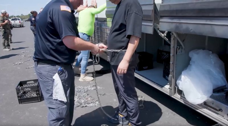 미국 이민세관단속국(ICE)이 조지아주 내 현대자동차그룹과 LG에너지솔루션 합작 배터리 공장 건설 현장에서 한국인 직원 300여 명을 체포하는 영상을 체포 이튿날인 5일(현지시간) 공개했다. ICE 홈페이지. /사진=뉴스1