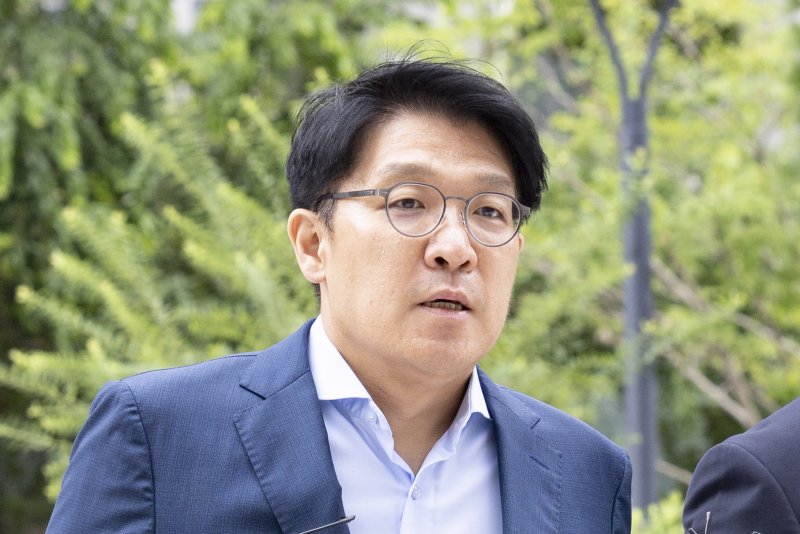 [서울=뉴시스] 김근수 기자 = 김상민 전 부장검사가 지난 9일 서울 종로구 광화문 김건희 특검팀(특별검사 민중기)에 피의자 신분으로 조사를 받기 위해 출석 하고 있다. 2025.09.13. ks@newsis.com