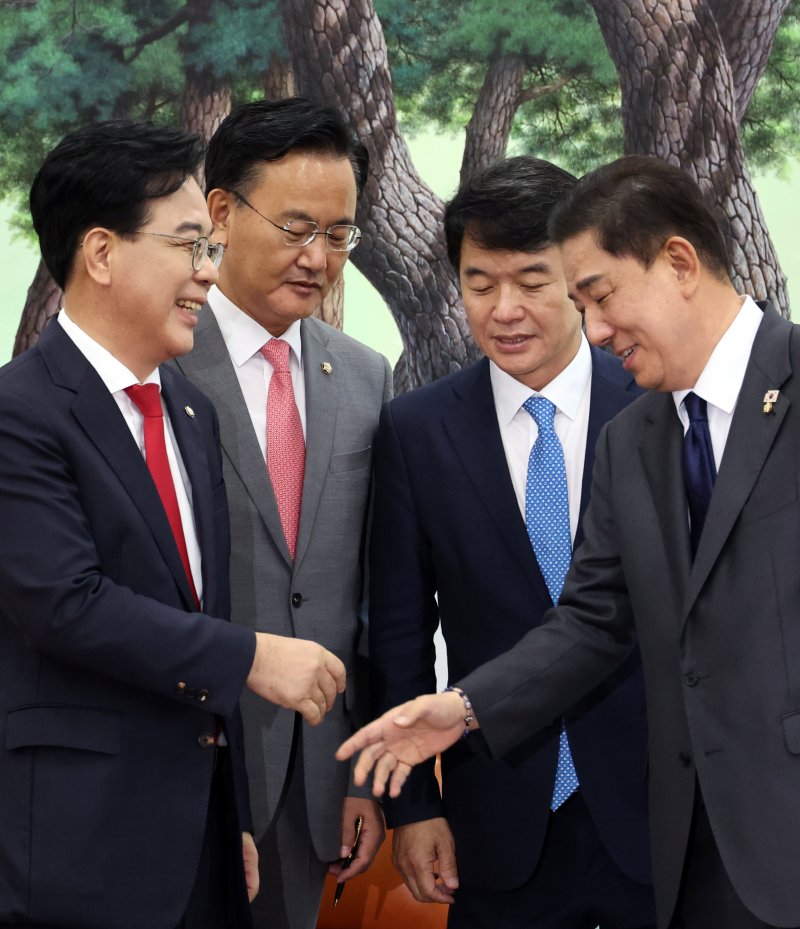 [서울=바카라사이트 온카판] 김금보 기자 = 송언석(왼쪽) 국민의힘 원내대표와 김병기 더불어민주당 원내대표가 10일 오후 서울 여의도 바카라사이트 온카판서 악수를 하고 있다. 왼쪽부터 국민의힘 송 원내대표와 유상범 원내운영수석부대표, 더불어민주당 문진석 원내운영수석부대표와 김 원내대표. 2025.09.10. kgb@newsis.com