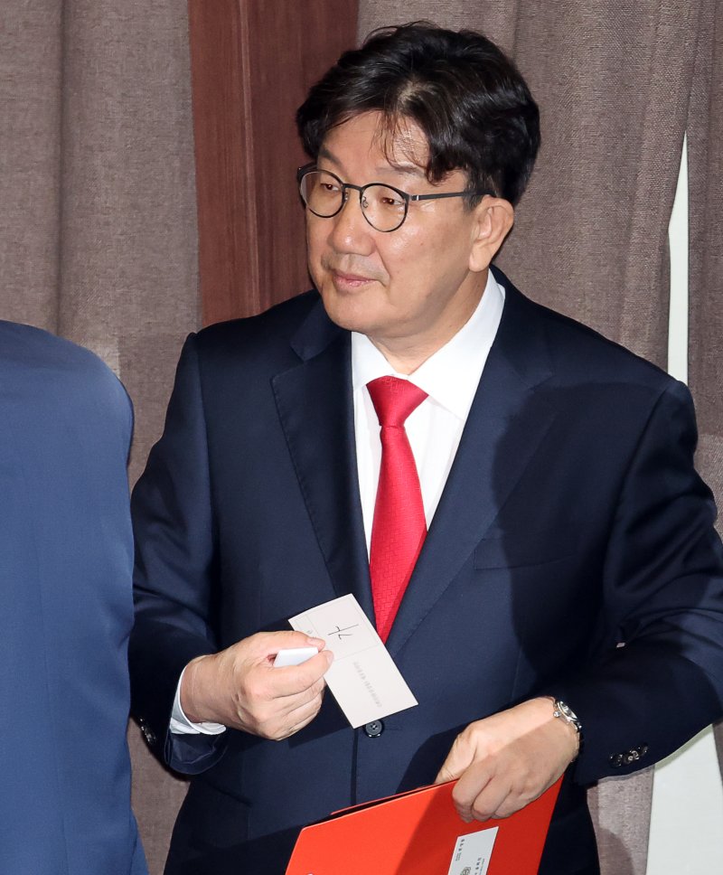 [서울=바카라사이트 온카판] 김명년 기자 = 권성동 국민의힘 의원이 11일 오후 서울 여의도 바카라사이트 온카판서 열린 제249회국회(정기회) 제4차 본회의에서 자신의 체포동의안에 대해 기표한 후 투표를 위해 이동하고 있다. 2025.09.11. kmn@newsis.com