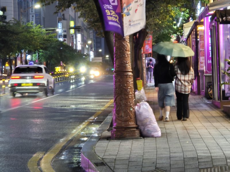 지난 12일 오후 강원 해시 게임 바카라 교통 일대에서 우산을 쓴 시민들이 발걸음을 옮기고 있다. 기상청은 극심한 가뭄이 이어지는 해시 게임 바카라을 포함한 동해안에 오는 14일까지 30~80㎜(많은 곳 북부동해안 100㎜이상)의 비가 내릴 것으로 예보했다.2025.9.12./뉴스1 윤왕근기자 ⓒ News1 윤왕근 기자