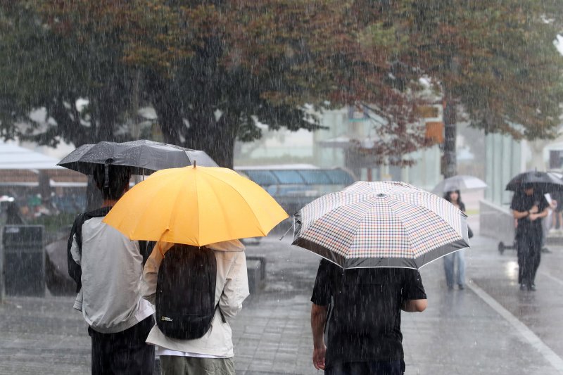 가을비가 요란하게 내리는 9일 오후 경북 경산시 영남대 앞에서 우산을 쓴 학생들이 발걸음을 재촉하고 있다. 2025.9.9/온라인 바카라사이트 추천1 ⓒ News1 공정식 기자