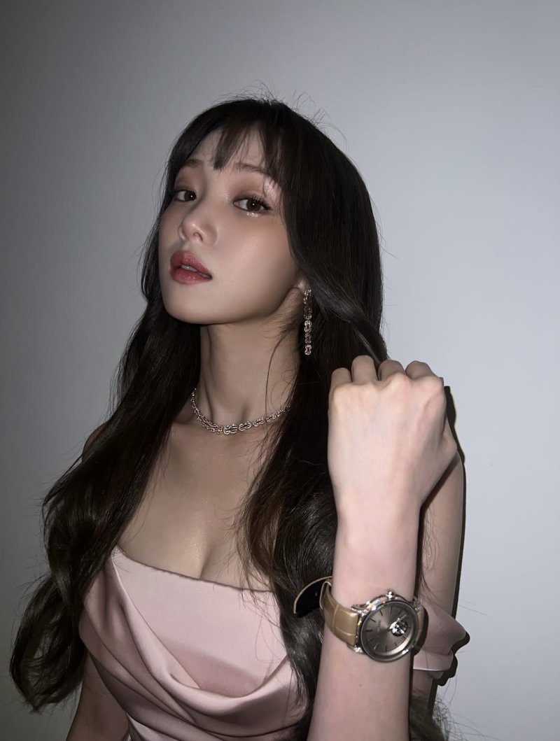 이성경, 과감 오프숄더 드레스…반전 '글래머 몸매' [N샷]