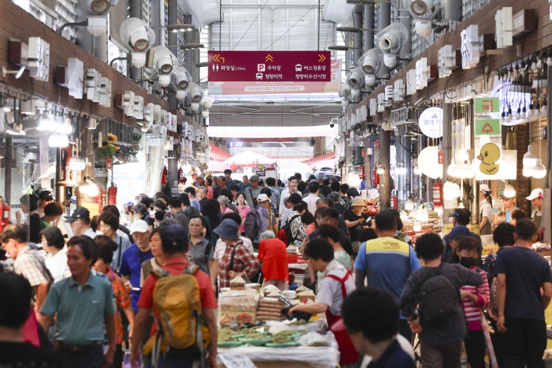 [서울=뉴시스] 김근수 기자 = 사진은 지난달 26일 오후 서울 시내의 한 시장에서 시민들이 장을 보고 있는 모습. 2025.08.26. ks@newsis.com