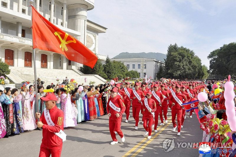 북한, 각 도서 '충성의 편지' 채택 군중대회 (출처=연합뉴스)
