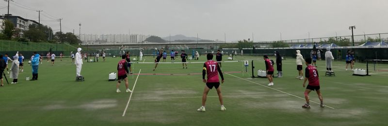 제20회 시·도 친선 체육대회 종목중 하나인 족구대회에 참가한 서울팀(앞쪽)이 13일 비 내리는 안동 낙동강수변공원에서 경기를 치르고 있다. 독자 제공