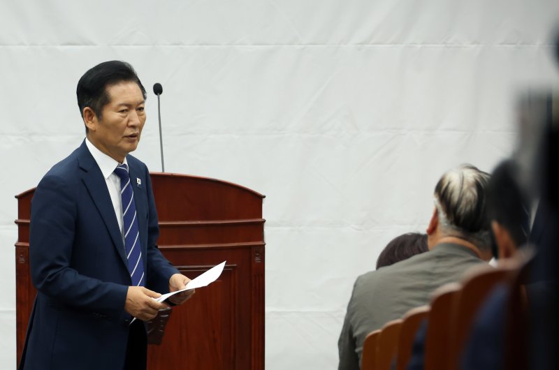 [서울=뉴시스] 고승민 기자 = 더불어민주당 바카라사이트 순위 대표 등 의원들이 11일 서울 여의도 국회에서 열린 비공개 정책의원총회에서 시작 전 분주한 모습을 보이고 있다. 2025.09.11. kkssmm99@newsis.com