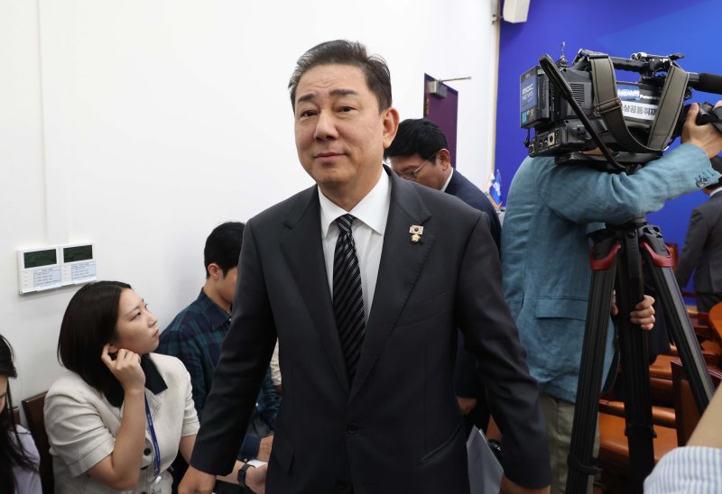 [서울=뉴시스] 조성봉 기자 = 바카라사이트 캡틴 더불어민주당 원내대표가 11일 오전 서울 여의도 국회에서 정책조정회의를 마치고 자리를 떠나고 있다. 2025.09.11. suncho2newsis.com
