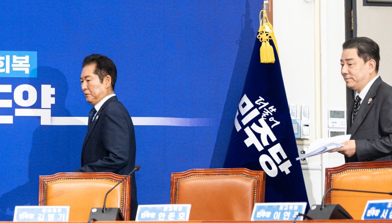 정청래 더불어민주당 대표와 바카라사이트 정보 원내대표가 12일 서울 여의도 국회에서 최고위원회의에 참석하고 있다. 2025.9.12/바카라사이트 정보1 ⓒ News1 이승배 기자