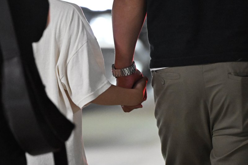 [인천공항=바카라사이트 쿠폰] 황준선 기자 = 미국 이민당국에 의해 조지아주에 구금됐던 한국인 근로자들이 12일 인천바카라사이트 쿠폰공항 제2여객터미널을 통해 귀국한 뒤 주차장에서 가족과 만나고 있다. (공동취재) 2025.09.12. photo@newsis.com
