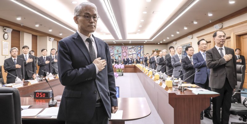 [서울=뉴시스] 정병혁 기자 = 천대엽 법원행정처장을 비롯한 전국법원장들이 12일 서울 서초구 대법원에서 열린 전국법원장회의 임시회의에서 국민의례를 하고 있다. 2025.09.12. jhope@newsis.com