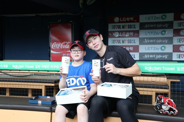 [서울=뉴시스] 프로야구 LG 트윈스의 바카라사이트 아벤카지노(오른쪽)와 서윤후 군. (사진=LG 트윈스 제공). 2025.09.13. *재판매 및 DB 금지