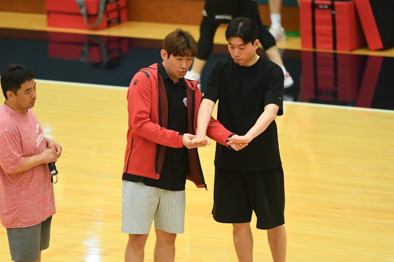 [서울=뉴시스] 프로농구 울산 현대메이저 바카라사이트 홈런의 양동근 감독, 박구영 수석코치. (사진=KBL 제공) *재판매 및 DB 금지