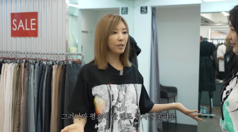 [서울=뉴시스] 가수 라이브 바카라이 명품을 사지 않는 이유를 밝혔다. (사진=유튜브 채널 '김완선 TV' 화면 캡처) 2025.09.13. photo@newsis.com *재판매 및 DB 금지