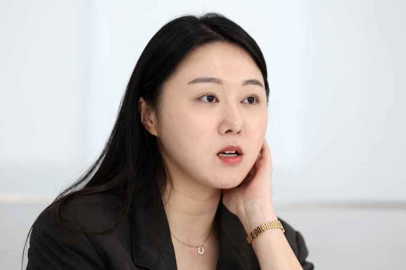 [서울=뉴시스] 박진희 기자 = 바카라사이트 벳무브 작가가 지난 10일 서울 마포구 위즈덤하우스에서 인터뷰 하고 있다. 김 작가는 최근 위즈덤하우스의 위픽 시리즈 소설 '공'을 출간헸다. 2025.09.13. pak7130@newsis.com