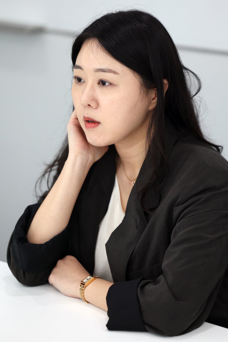 [서울=뉴시스] 박진희 기자 = 바카라사이트 벳무브 작가가 지난 10일 서울 마포구 위즈덤하우스에서 인터뷰 하고 있다. 김 작가는 최근 위즈덤하우스의 위픽 시리즈 소설 '공'을 출간헸다. 2025.09.13. pak7130@newsis.com
