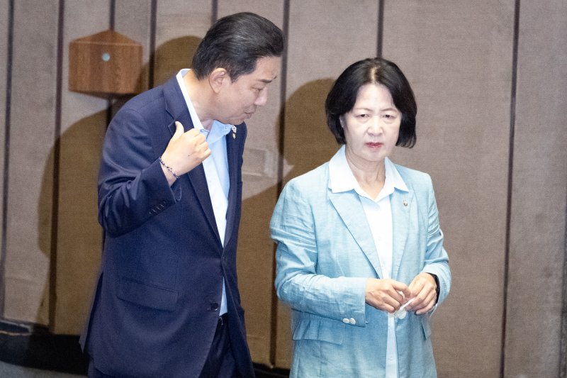김병기 더불어민주당 원내대표(왼쪽)와 에볼루션 바카라 법제사법위원장이 서울 여의도 국회에서 열린 제428회 국회(임시회) 제2차 본회의에서 대화하고 있다. 뉴스1