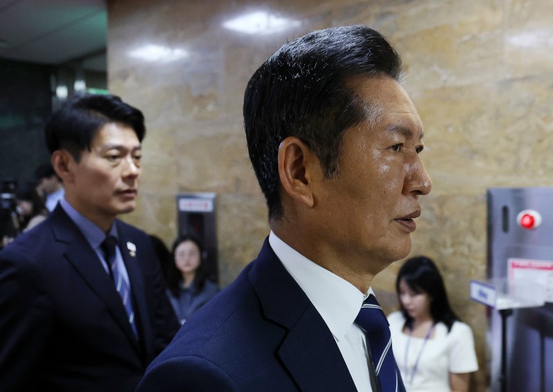 [서울=뉴시스] 김명년 기자 = 정청래 더불어카지노사이트 바카라사이트당 대표가 11일 오후 서울 여의도 국회에서 의원총회 참석을 위해 이동하고 있다. 2025.09.11. kmn@newsis.com