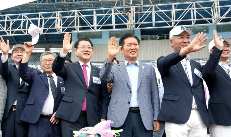 김영록 전라남도지사가 13일 경기도 부천종합운동장에서 열린 ‘무료 바카라 게임 한마음 대축제’에서 정청래 민주당 대표를 비롯한 주요 내빈들과 각 시·군 향우회원들의 입장을 환영하고 있다.(전남도 제공. 재판매 및 DB금지) 2025.9.13/무료 바카라 게임1