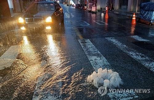 빗물 역류하는 맨홀 (출처=연합뉴스)