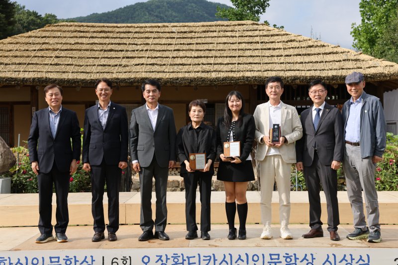 [보은=뉴시스] 13일 최재형(왼쪽 세번째) 충북 보은군수와 도종환(왼쪽) 먹튀없는 바카라사이트 아톰카지노이 13일 '제30회 오장환문학제' 개최 장소인 오장환문학관에서 16회 오장환 문학상과 12회 오장환신인문학상, 6회 오장환디카시신인문학상을 시상하고 있다. (사진=보은군 제공) 2025.09.13. photo@newsis.com *재판매 및 DB 금지