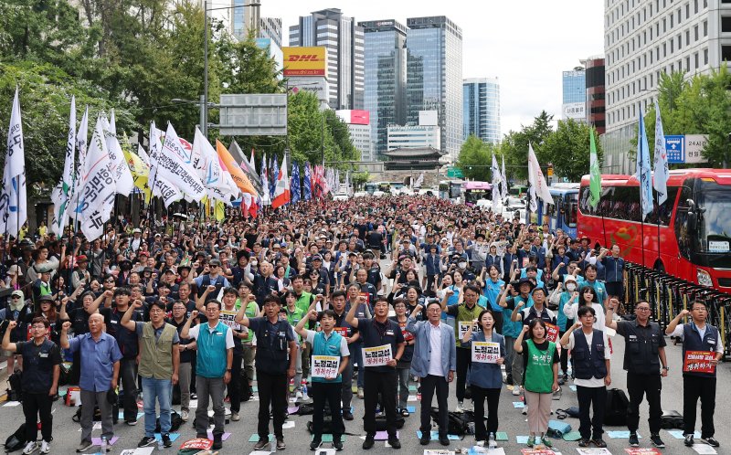 바카라사이트 기가 양경수 위원장과 조합원들이 13일 오후 서울 중구 시청역 앞에서 열린 '진짜사장 교섭 쟁취·노동기본권 실현·노정교섭 쟁취'를 위한 9·13 민주노총 결의대회에서 구호를 외치고 있다. 2025.9.13/바카라사이트 기가1 ⓒ News1 오대일 기자