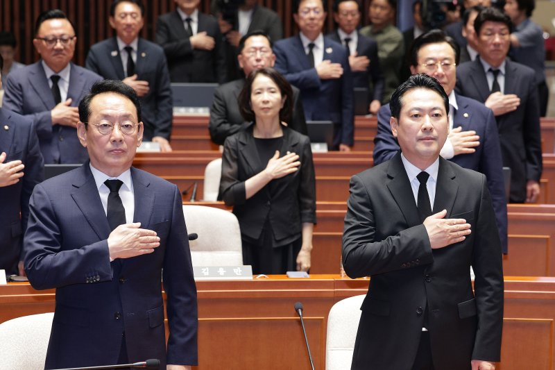 장동혁 메이저 바카라 대표와 정책위의장에 발탁된 김도읍 의원이 1일 오후 서울 여의도 국회에서 열린 의원총회에서 국민의례를 하고 있다. 2025.9.1/메이저 바카라1 ⓒ News1 신웅수 기자