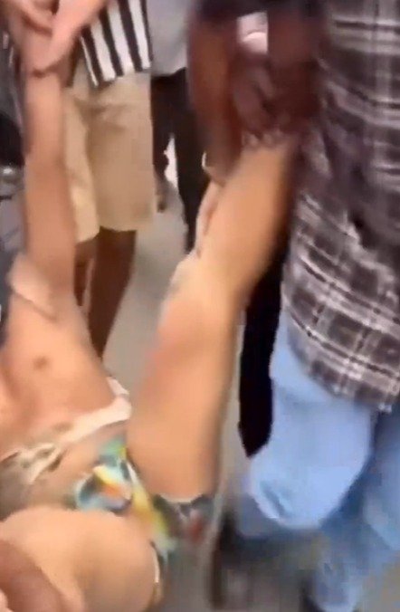 네팔 재무바카라사이트 정보으로 추정되는 남성이 속옷만 입은 채 시위대에 끌려가는 모습. (출처=엑스) 2025.9.13./뉴스1