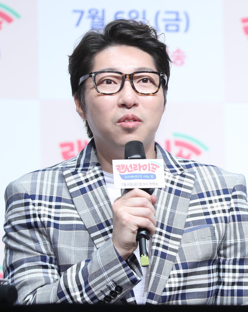 [서울=뉴시스]조수정 기자 = JTBC 신규 예능 프로그램 '랜선라이프-크리에이터가 사는 법' 제작발표회가 열린 5일 오전 서울 상암동 JTBCT사옥에서 크리에이터 대도서관(나동현)이 질문에 답하고 있다. '랜선라이프-크리에이터가 사는 법'은 6일 밤 9시 첫 방송된다. 2018.07.05. chocrystal@newsis.com *재판매 및 DB 금지