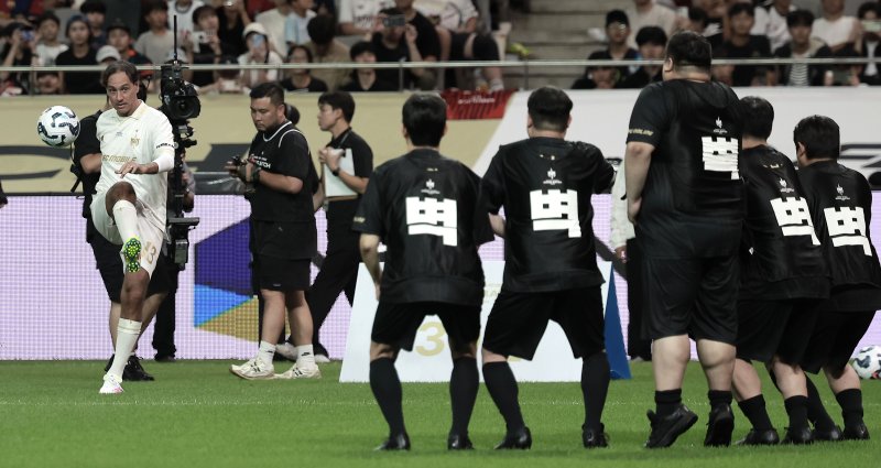 [서울=뉴시스] 정병혁 기자 = 13일 서울 마포구 서울월드컵경기장에서 열린 2025 넥슨 아이콘카지노사이트 바카라사이트 이벤트카지노사이트 바카라사이트 커브 챌린지 경기에서 실드 유나이티드 네스타가 공을 차고 있다. 2025.09.13. jhope@newsis.com
