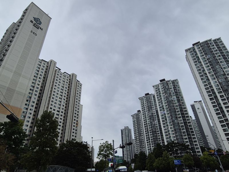 서울 송파구 잠실동 트리지움(왼쪽)과 리센츠(오른쪽) 전경. 사진=전민경 기자