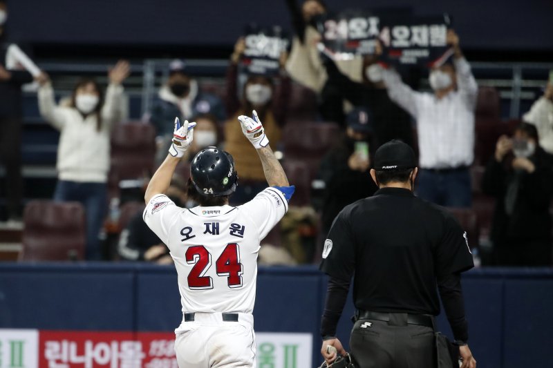 2020년 11월 12일 오후 서울 구로구 고척스카이돔에서 열린 프로메이저 바카라 사이트 2020 신한은행 SOL KBO 포스트시즌 플레이오프 3차전 kt위즈와 두산베어스의 경기에서 당시 두산베어스 선수 오재원이 솔로 홈런을 치고 홈인하며 기뻐하고 있다. 2020.11.12/뉴스1 ⓒ News1 이승배 기자