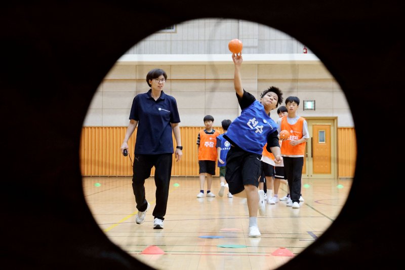 이상은 대한라이브스코어 바카라사이트협회 이사가 9일 서울 서대문구 북가좌초등학교에서 5학년 학생들을 대상으로 핸볼 체육 수업을 하고 있다. 핸볼은 라이브스코어 바카라사이트의 저변 확대를 위한 학교형 스포츠이다. 2025.9.9/뉴스1 ⓒ News1 이광호 기자