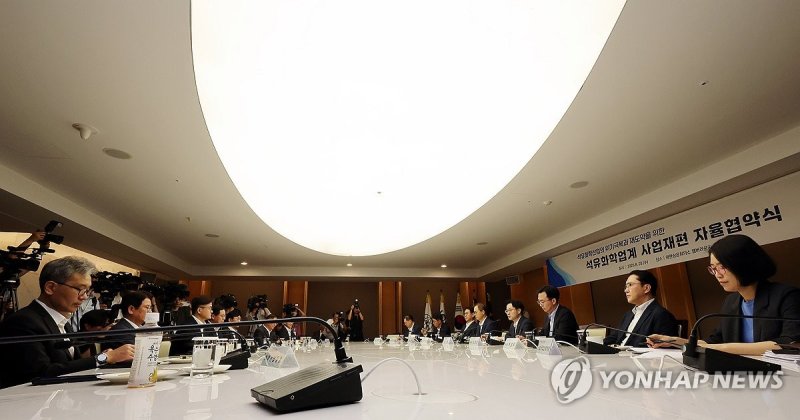 국내 석유화학 CEO들과 마주 앉은 김정관 장관 (출처=연합뉴스)