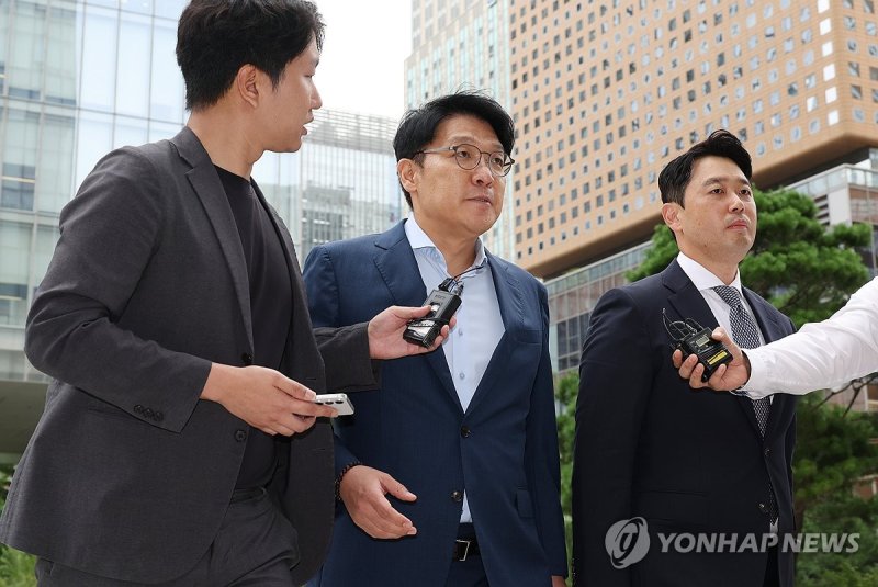 김건희특검 향하는 김상민 전 검사 (출처=연합뉴스)