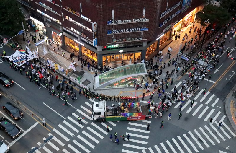 지난해 9월 대구 중구 반월당 인근 달구벌대로에서 열린 '제16회 대구퀴어문화축제' 참가자들이 대구 도심을 행진하고 있다. 2024.9.28/뉴스1 ⓒ News1 자료 사진