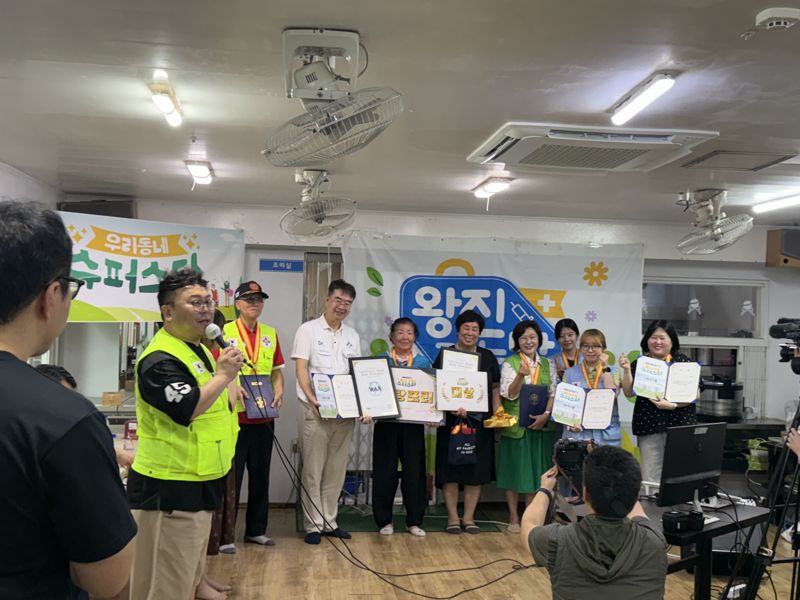 부산 동구 산복도로서 피어난 '흰가운의 사랑'