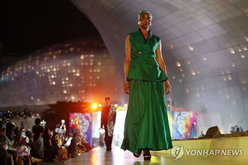 다채로운 빛깔의 아프리카 패션쇼 (출처=연합뉴스)