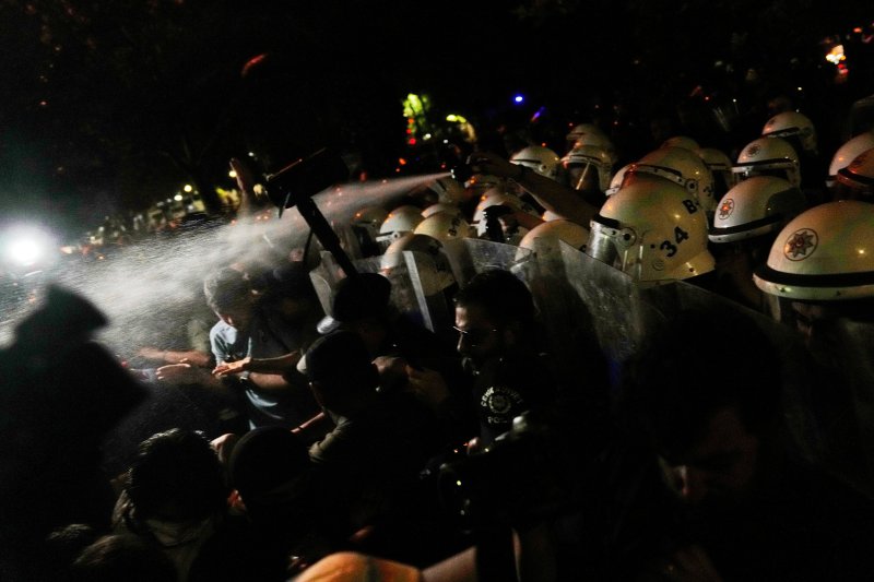 [이스탄불=AP/뉴시스] 1일(현지 시간) 튀르키예 이스탄불 시청 앞에서 경찰이 제1야당인 공화인민당(CHP) 주도한 반정부 시위 참여 대학생들에게 최루액을 분사하고 있다. 2025.07.02.